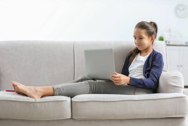 sevimli kız koltukta oturan 