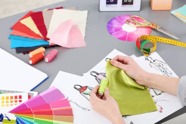 Genç Moda Tasarımcısı çalışma