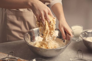 Kadın para kazanıyor.