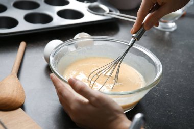  Mutfakta yemek pişiren kadın.