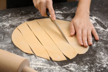 kadın kesme çiğ hamur