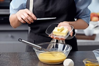  Mutfakta yemek pişiren kadın.