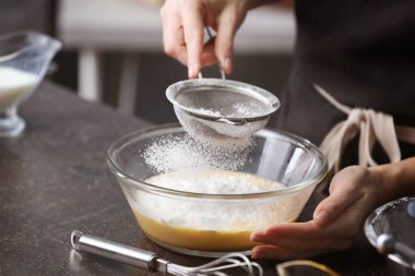  Mutfakta yemek pişiren kadın.