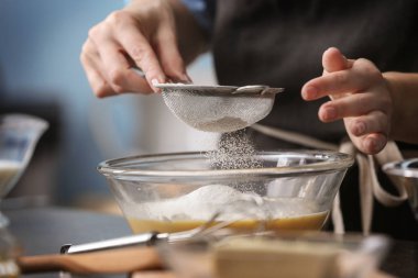  Mutfakta yemek pişiren kadın.