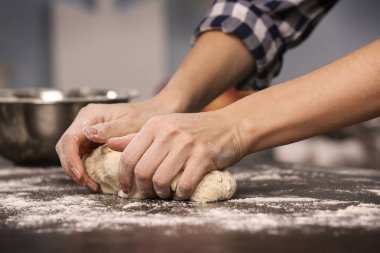 Kadın para kazanıyor.