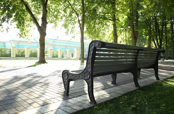 Bench in green park — Stock Photo, Image