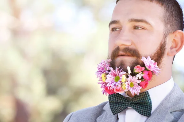 Knappe man met baard van bloemen — Stockfoto