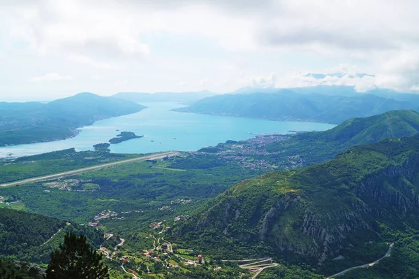 Bella vista dalla montagna sulla baia — Foto Stock