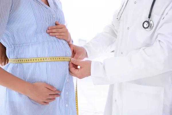 Mulher grávida com seu médico — Fotografia de Stock