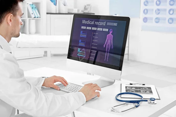 Consulenza Ginecologica Medico Che Lavora Computer — Foto Stock