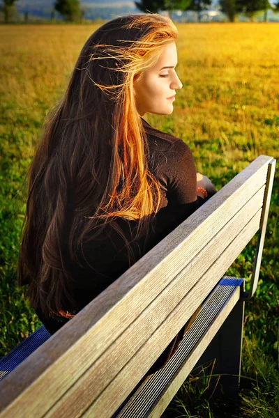 Femme assise sur le banc — Photo