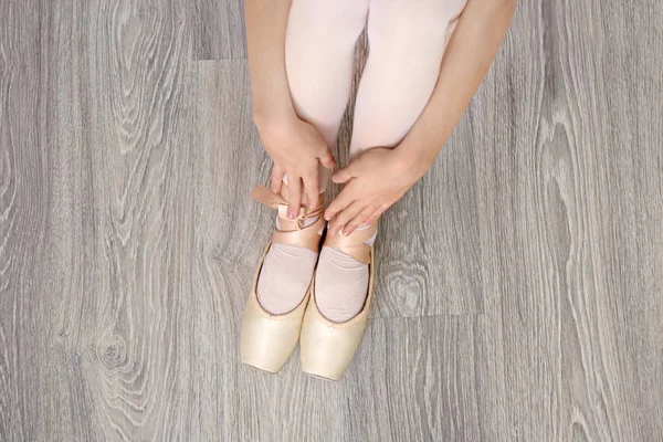 Piernas de bailarina en zapatillas de ballet —  Fotos de Stock