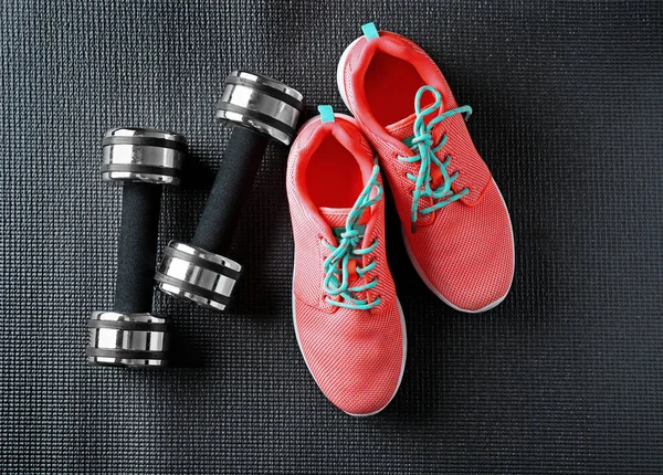 스포츠 신발과 dumbells — 스톡 사진