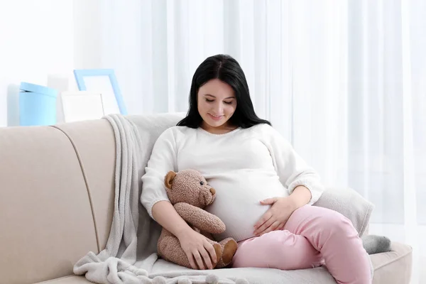 Jonge zwangere vrouw — Stockfoto