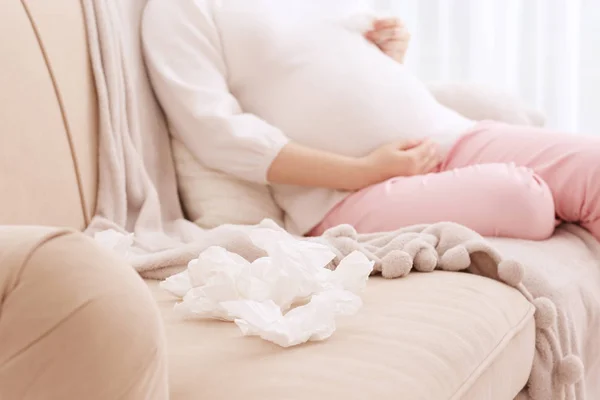 Mulher grávida com guardanapos — Fotografia de Stock