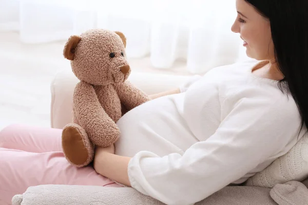 Junge schwangere Frau — Stockfoto