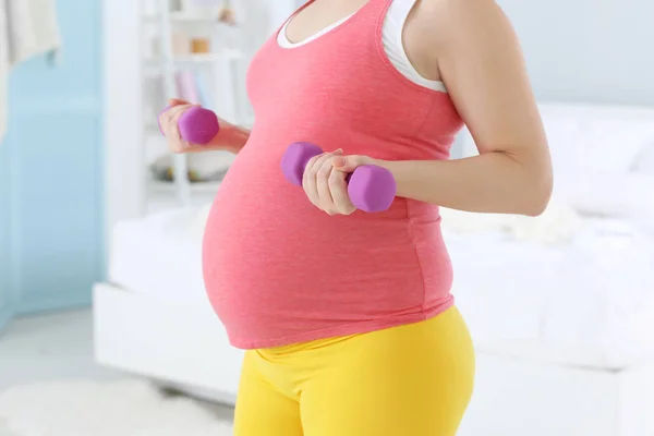 Femme enceinte faisant des exercices — Photo