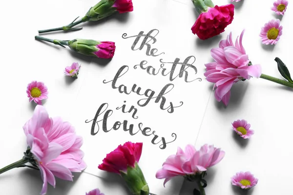 Inscriptie "de aarde lacht In bloemen" — Stockfoto