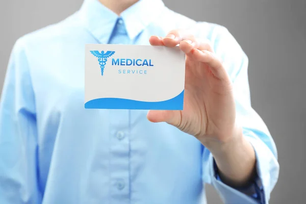 Médico segurando cartão de visita — Fotografia de Stock