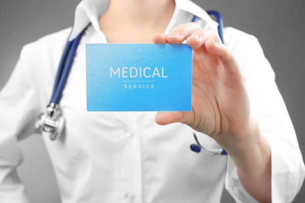 Doctor con tarjeta de visita —  Fotos de Stock