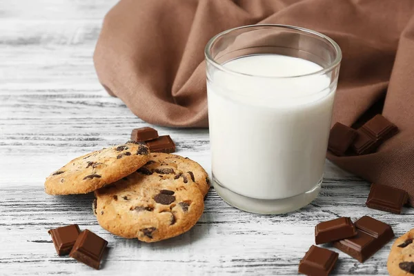 Chocolate cookies and napkin — Stock Photo, Image