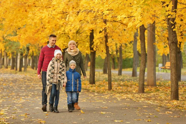 Lycklig Familj Promenader Vacker Höst Park — Stockfoto