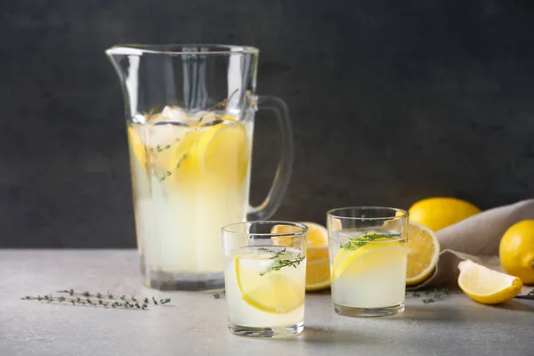 Gözlük ve taze limonata sürahi — Stok fotoğraf