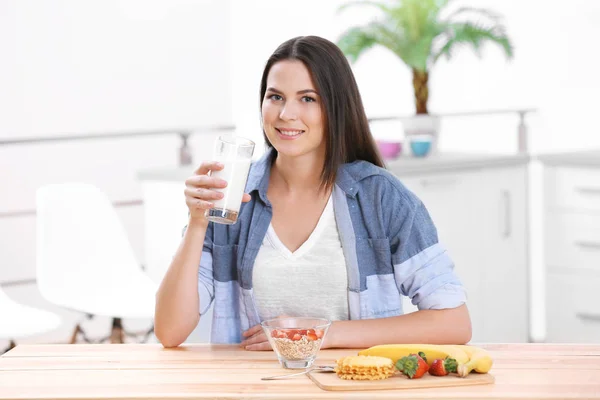 Ung Attraktiv Kvinna Med Mjölk Och Hälsosam Frukost Köket — Stockfoto