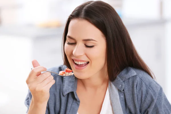 Mujer Joven Comiendo Desayuno Saludable Primer Plano —  Fotos de Stock