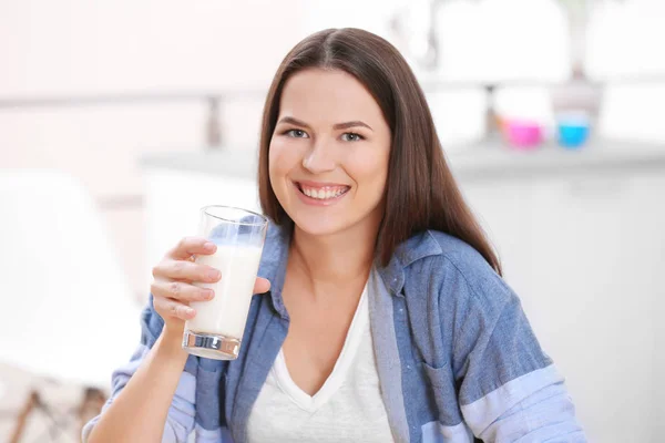 クローズ アップ ミルクを飲む若い魅力的な女性 — ストック写真