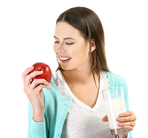 牛乳と白い背景の上のリンゴを持つ若い女性 — ストック写真