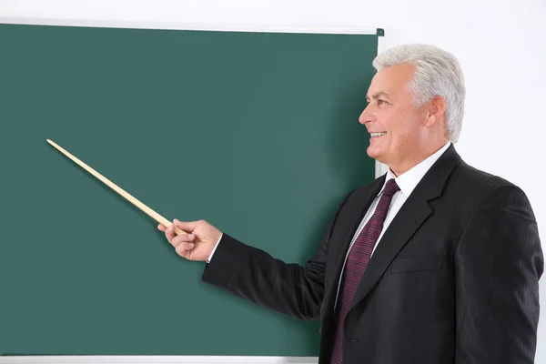 Profesor sénior al lado de pizarra —  Fotos de Stock