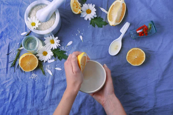 Mãos espremendo suco de limão — Fotografia de Stock