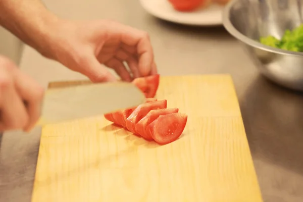 Chefe masculino preparando salada saborosa — Fotografia de Stock