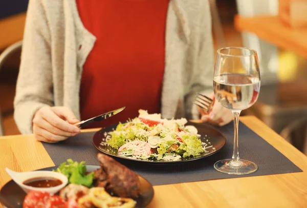 Klient isst leckeren Kaisersalat — Stockfoto