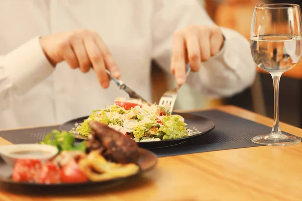 Klient isst leckeren Kaisersalat — Stockfoto