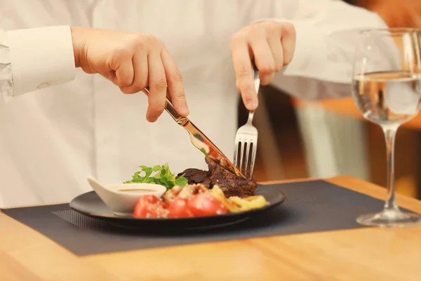 Cliente comiendo sabroso plato en el restaurante — Foto de Stock