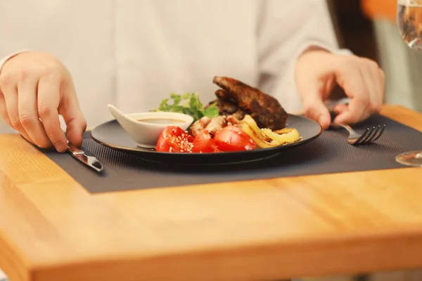 Cliente comendo prato saboroso no restaurante — Fotografia de Stock