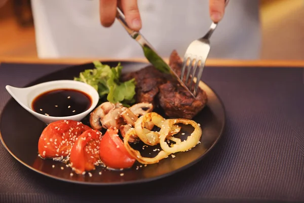 Kunde isst leckeres Gericht im Restaurant — Stockfoto