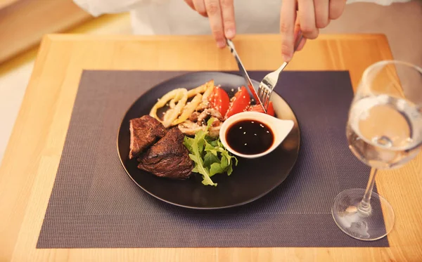 Cliente comiendo sabroso plato en el restaurante — Foto de Stock
