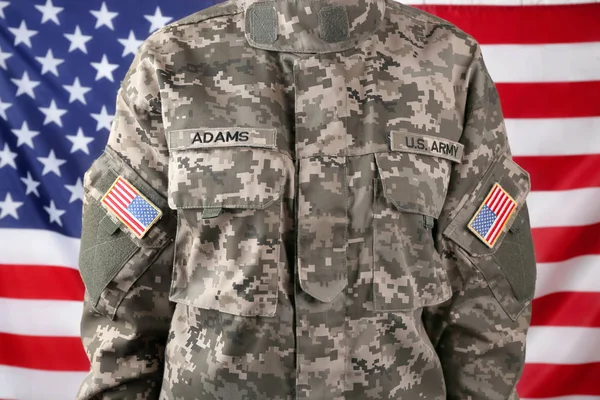 アメリカの国旗と女性兵士 — ストック写真