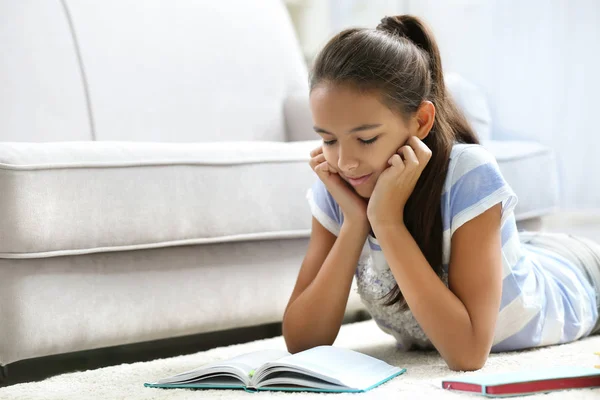 Menina Bonito Fazendo Aulas Casa — Fotografia de Stock