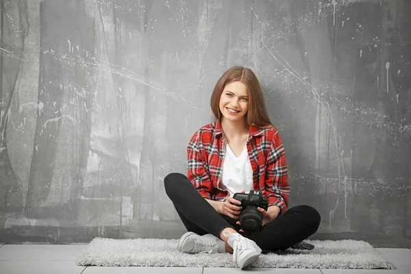 Bellissimo giovane fotografo — Foto Stock