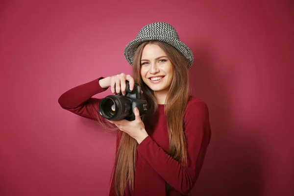 Piękny młody fotograf — Zdjęcie stockowe