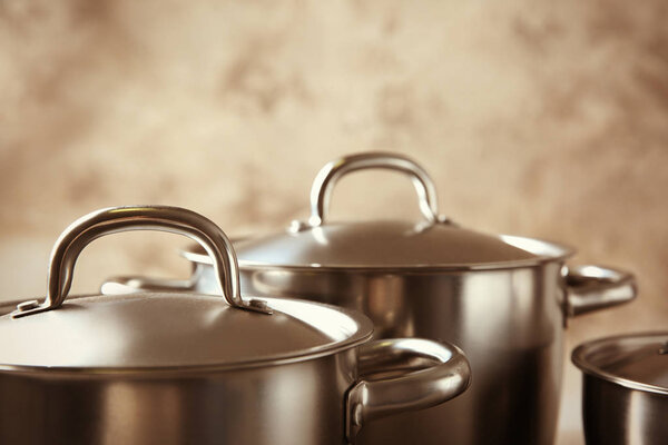 Нержавеющие кастрюли на столе
