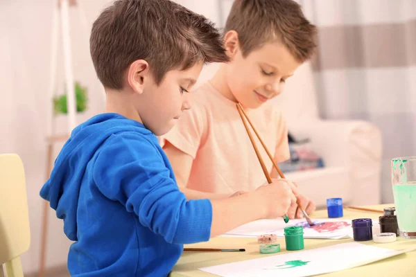 Lindos niños dibujando imágenes — Foto de Stock