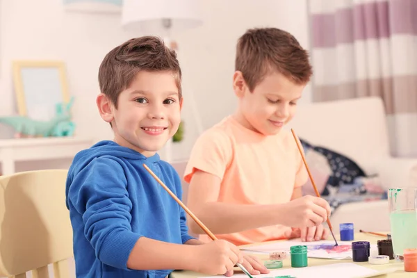 Lindos niños dibujando imágenes — Foto de Stock