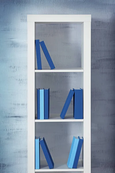 Witte houten plank met boeken — Stockfoto