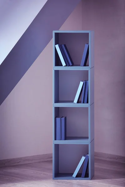 Sininen puinen hyllyt kirjoja — kuvapankkivalokuva