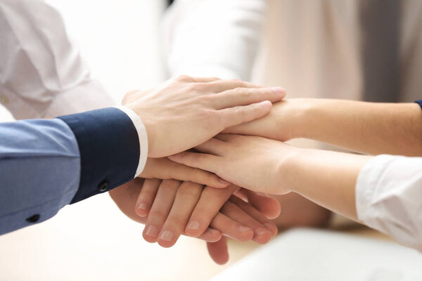 Объединенные руки бизнес-команды
